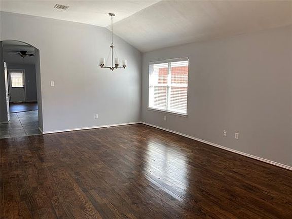 3rd image of 110 Creekview Dr