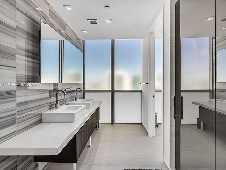 1100 Biscayne Blvd #2907 — Photo 19
