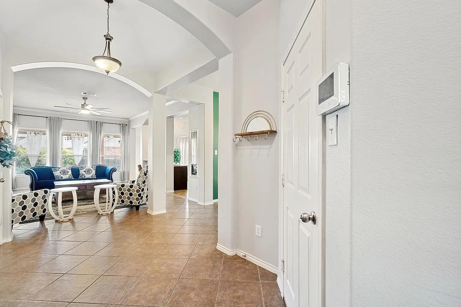 3 bed, 2.0 bath, 1872 sqft, $2,200 — Photo 3