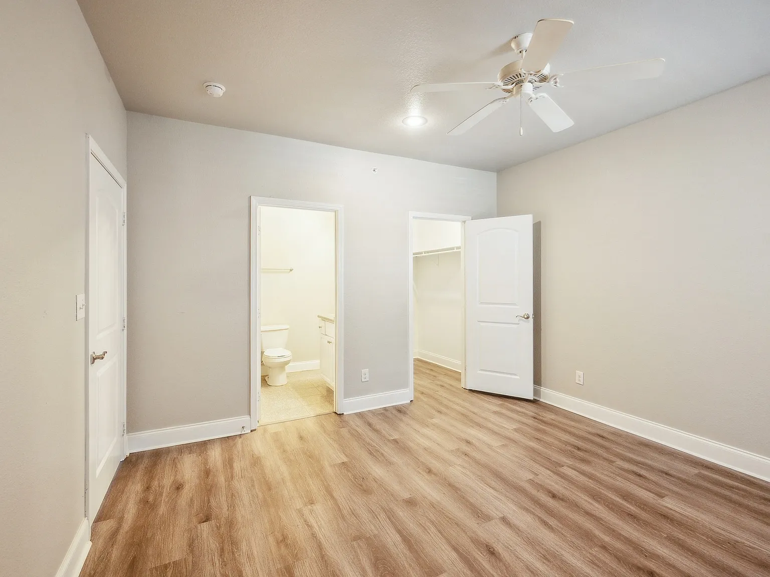 The Versailles Apartment Homes — Photo 3