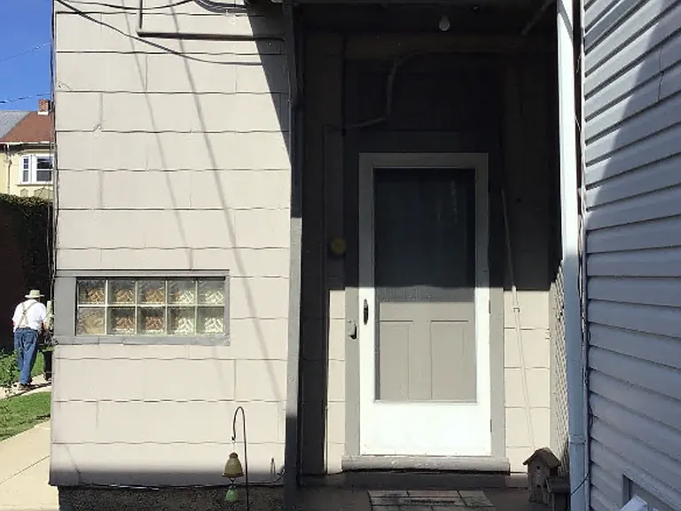 134 E Queen St — Photo 15
