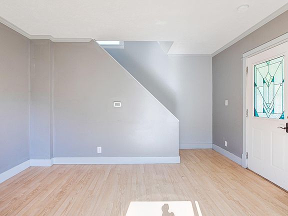 4th image of 327 W 11th St