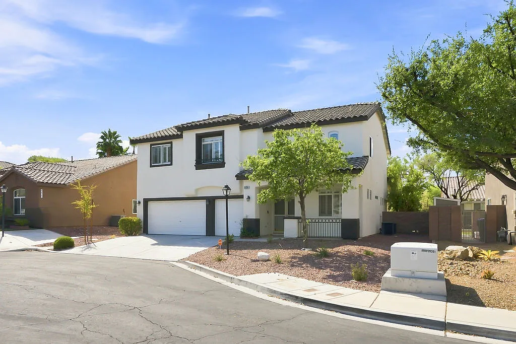 3 bed, 2441 sqft, $2,395 — Photo 3