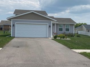2983 Meadowlark Ln, Machesney Park, IL 61115