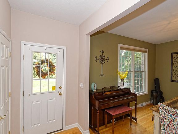 5th image of 15 Bayberry Dr