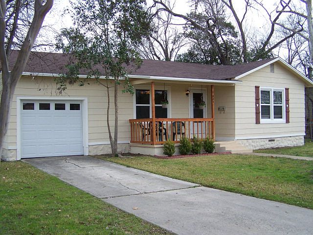 1st image of 624 Lois St