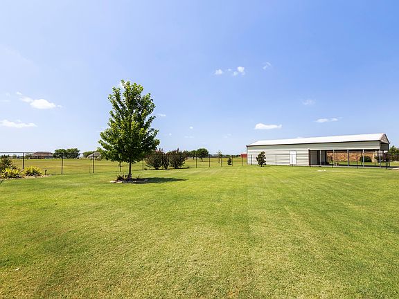 4th image of 4055 Hackberry Cir