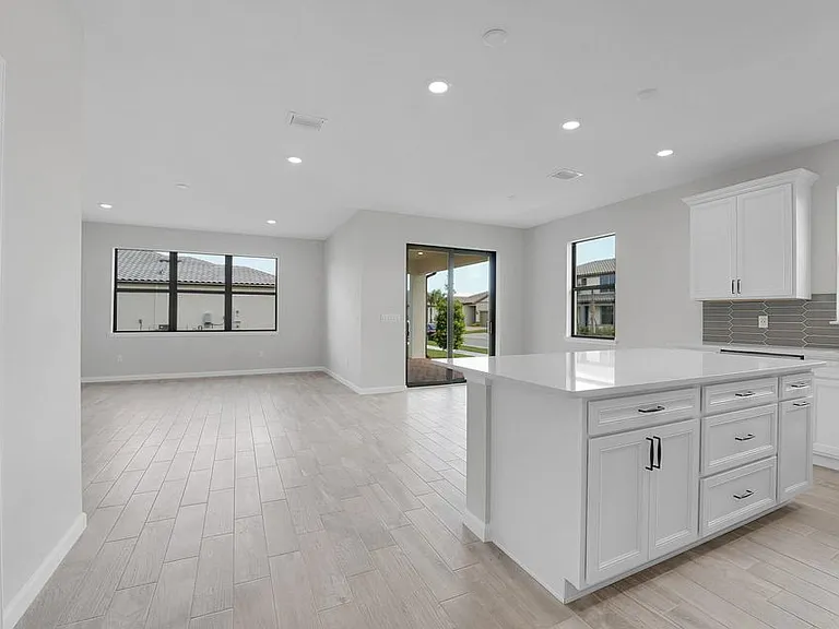 845 SE Courances Dr — Photo 5