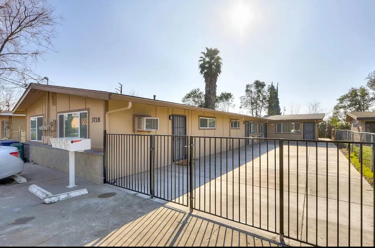 3718 45th Ave photo 1