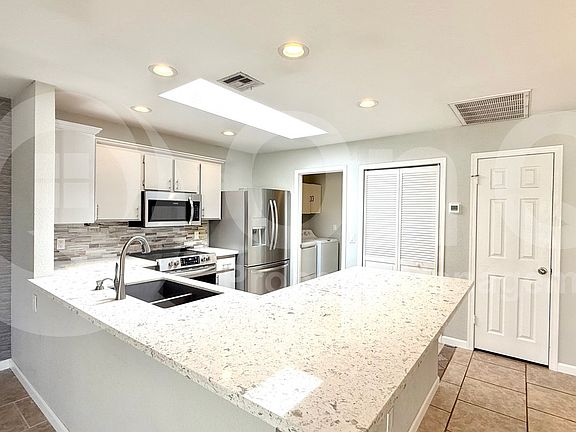 5th image of 538 W Oxford Dr