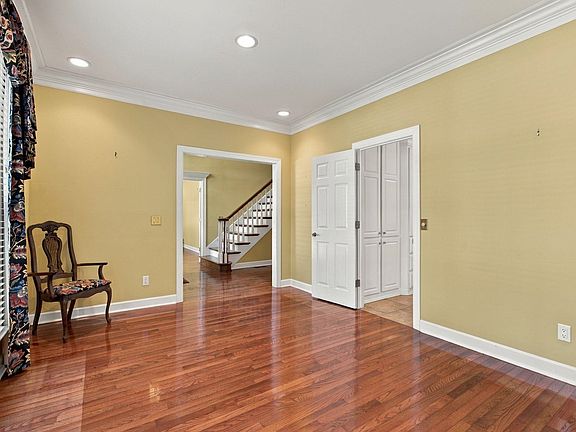 5th image of 204 Bristol Ct
