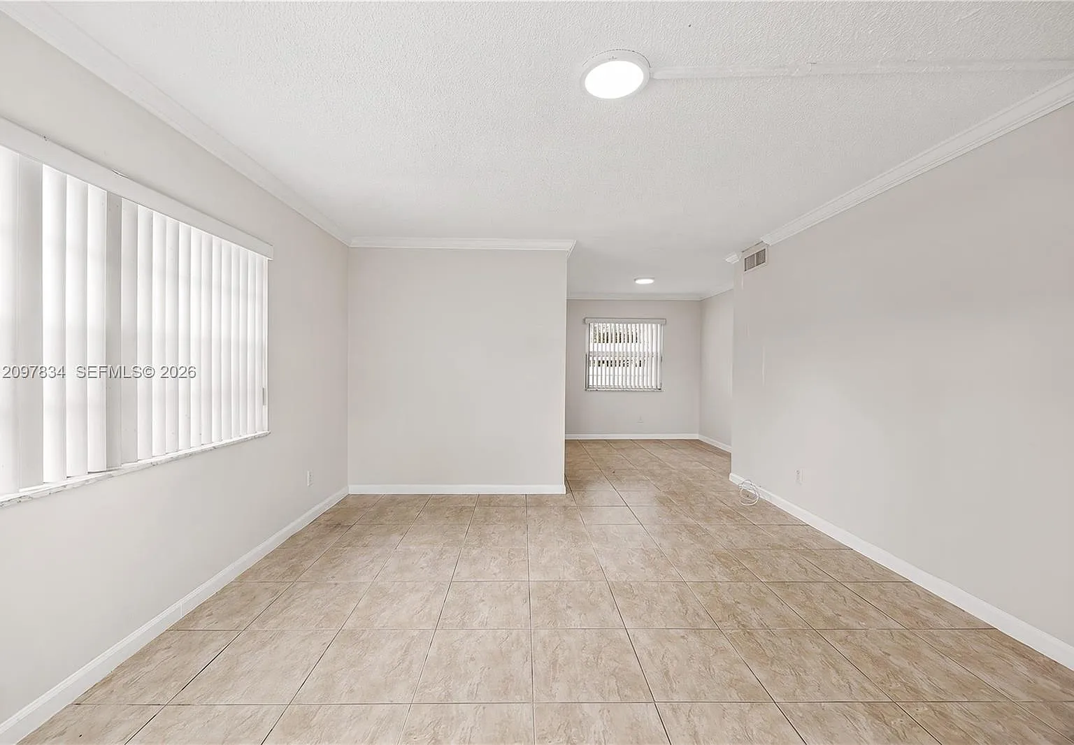 4933 Hollywood Blvd — Photo 1
