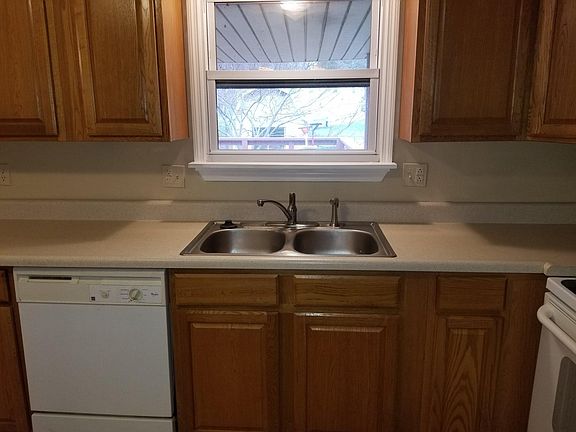 4th image of 301 4th St