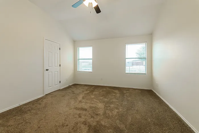1096 Oakbrook St — Photo 8