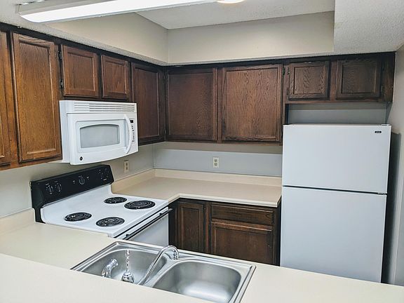 3rd image of 6235 Holdrege St APT D11