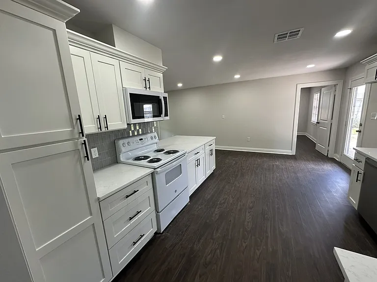 614 Benson St — Photo 8