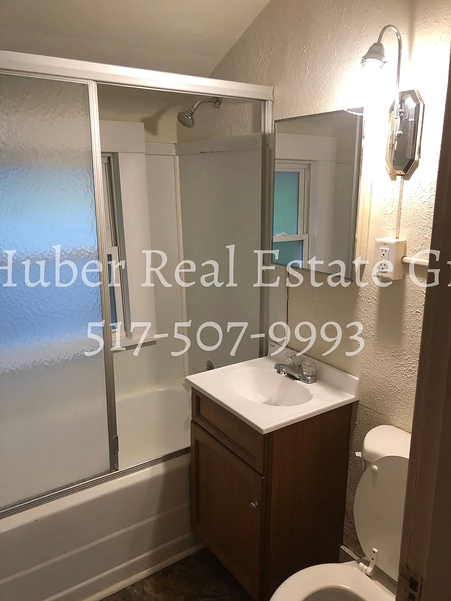 Building Photo - 1443.5 Roselawn Ave #1443.5