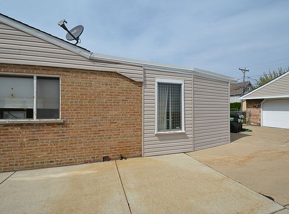 3rd image of 8333 N Oconto Ave