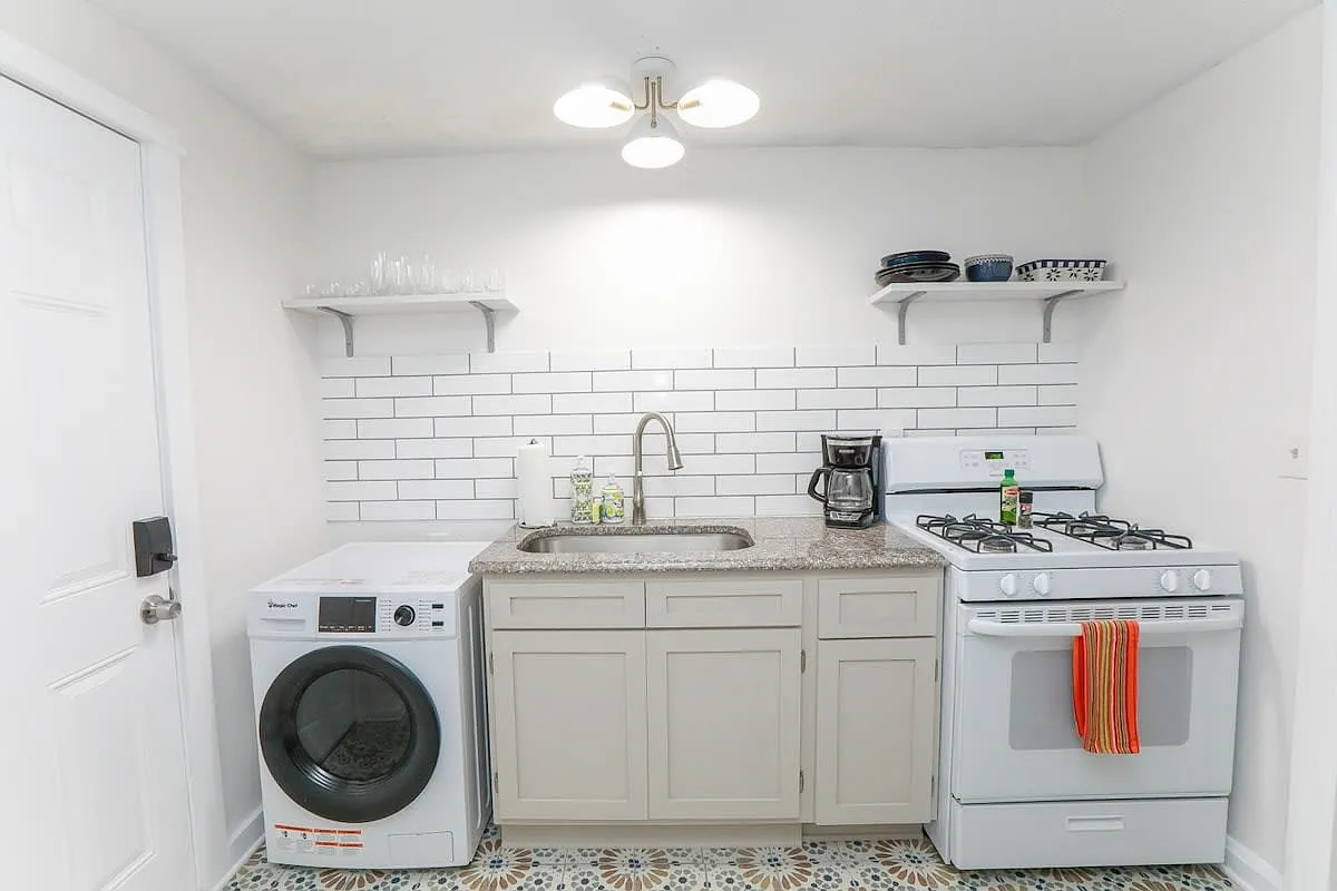 2 bed, 650 sqft, $2,400 — Photo 4