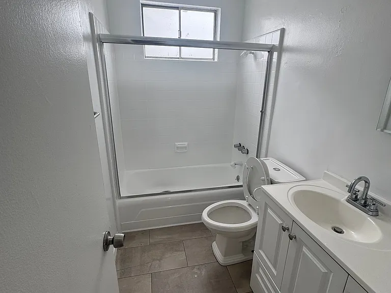 932 W 80th St #5 — Photo 11