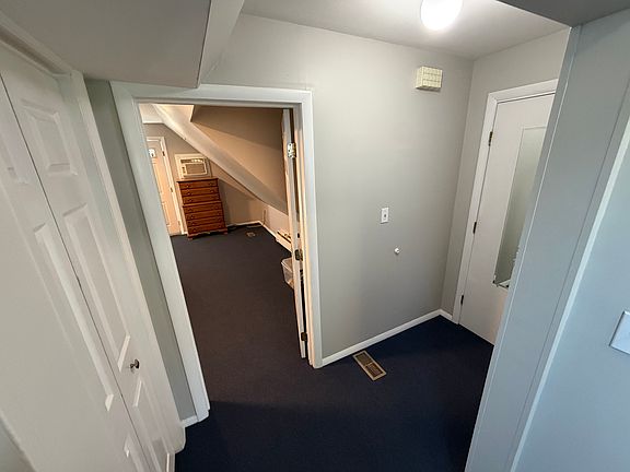 5th image of 685 Washington St