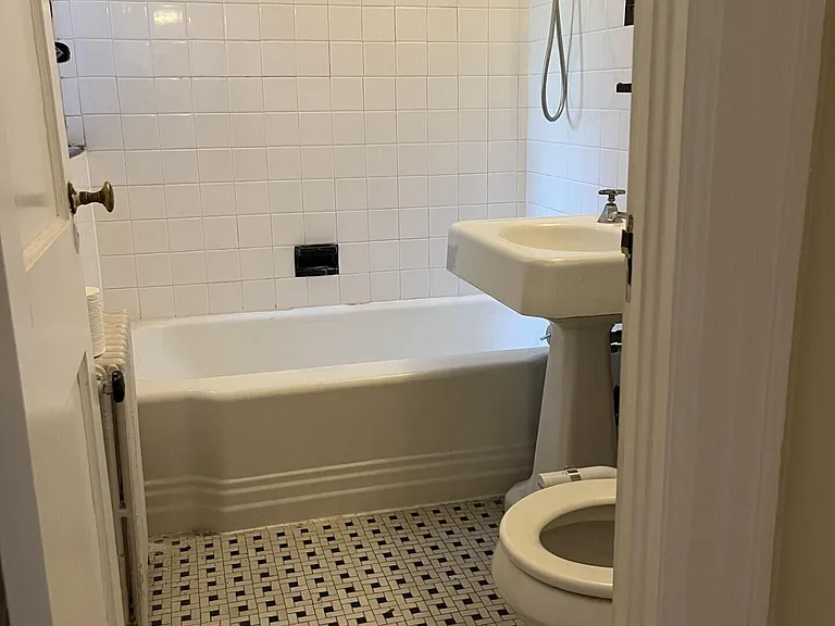 935 Castleton Ave — Photo 8