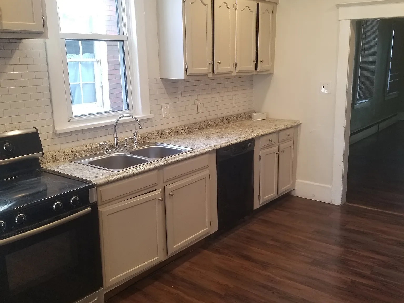 4 bed, 1.5 bath, 2364 sqft, $1,275 — Photo 3
