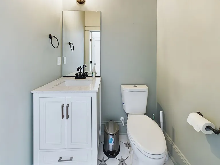 2515 E Franklin St — Photo 12