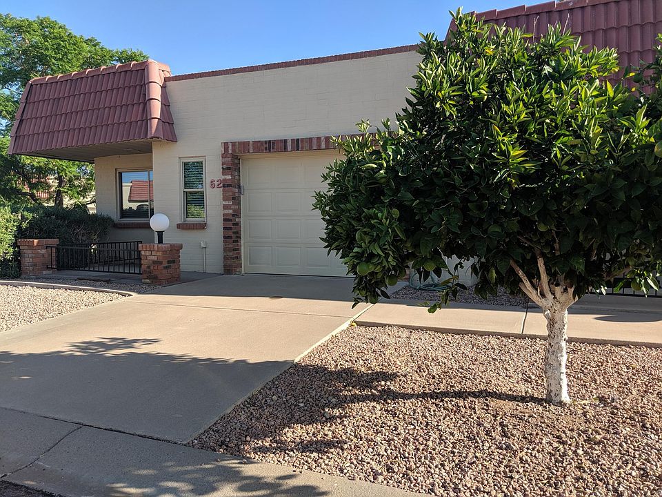 Welcome home! Each home in this community has an orange tree in front of it. The association maintains the trees!