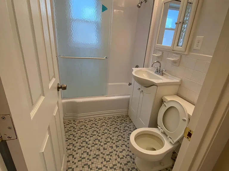 96 Lionel Ave #C — Photo 5