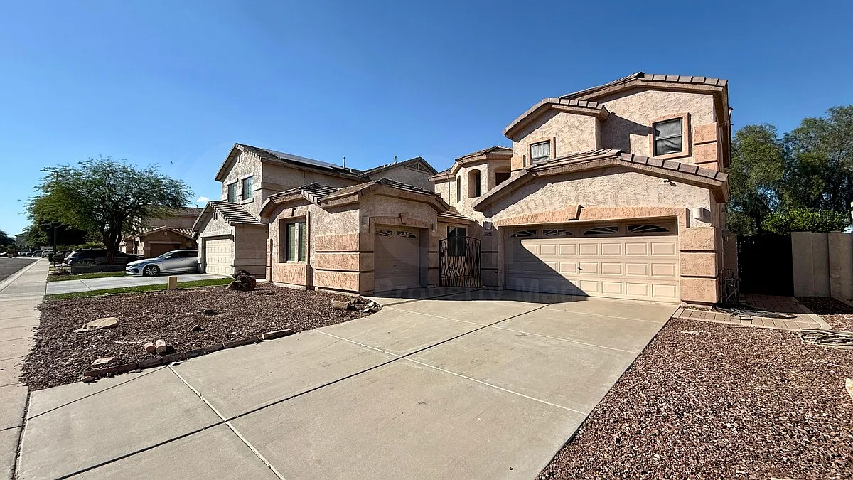 3 bed, 2.0 bath, 2744 sqft, $3,000 — Photo 1