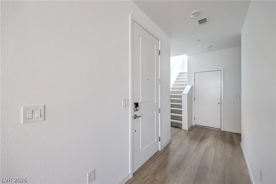 4 bed, 4.0 bath, 2405 sqft, $3,200 — Photo 3