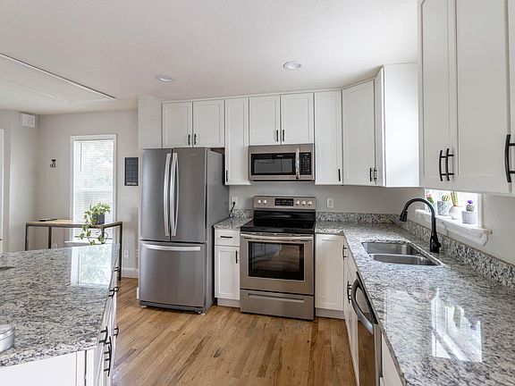 4th image of 1710 W Berkeley Pl
