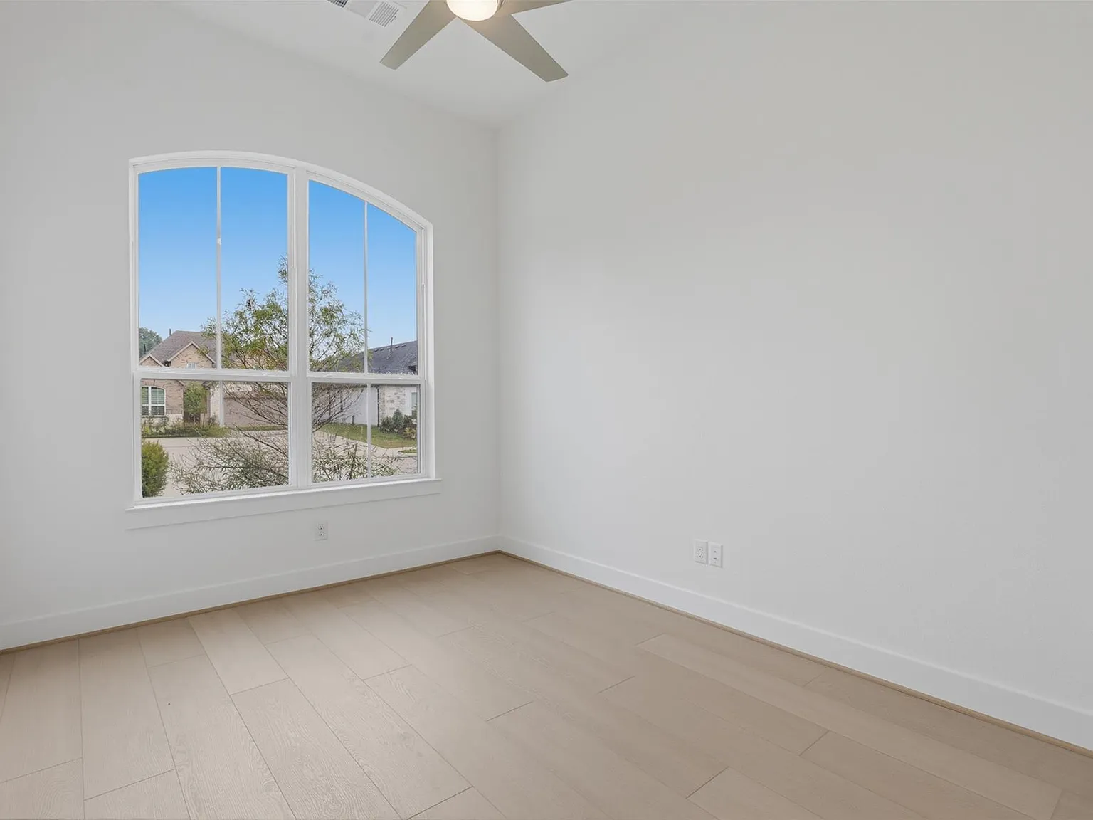 3 bed, 2.5 bath, 2675 sqft, $3,200 — Photo 4