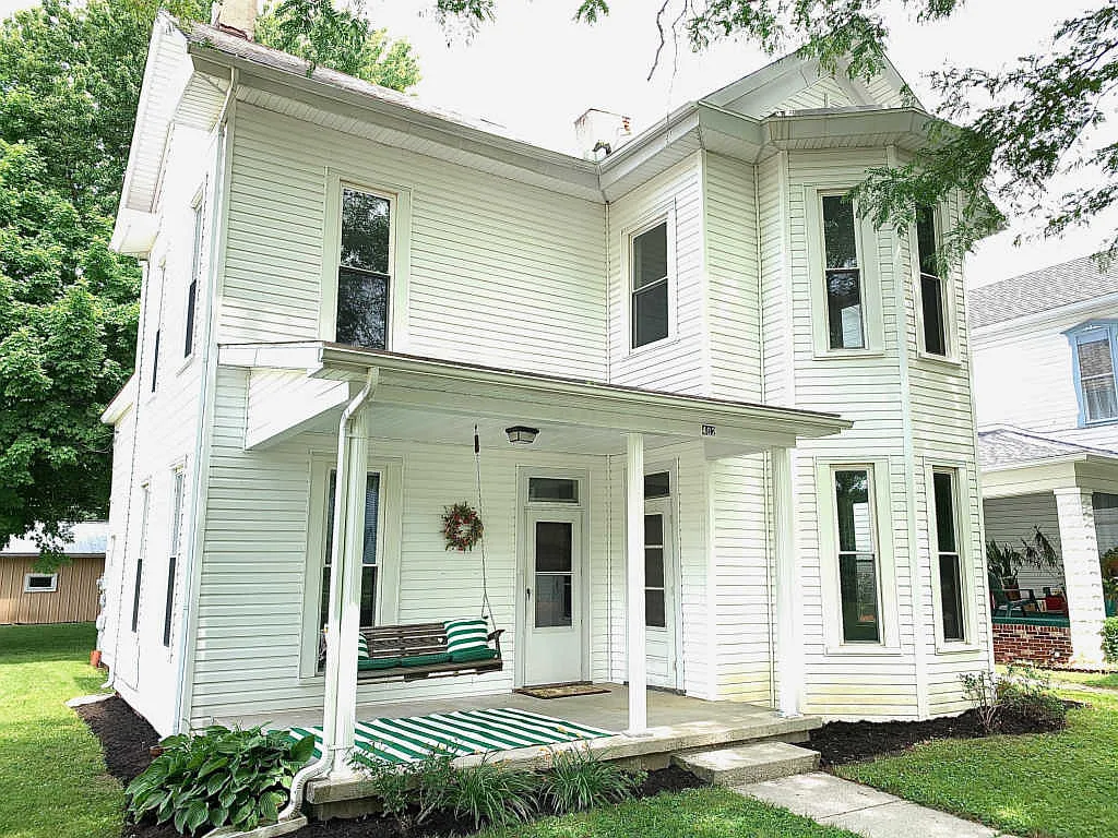 402 E Water St photo 1
