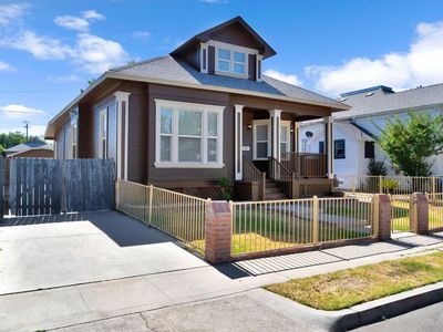 220 N College Ave, Fresno, CA, 93701