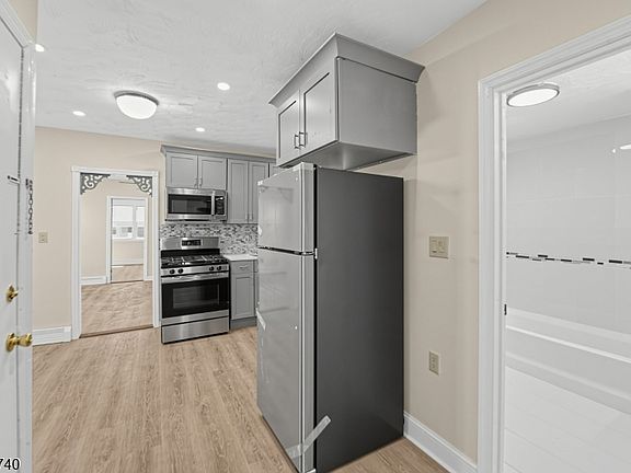 5th image of 29 Goodwin Ave