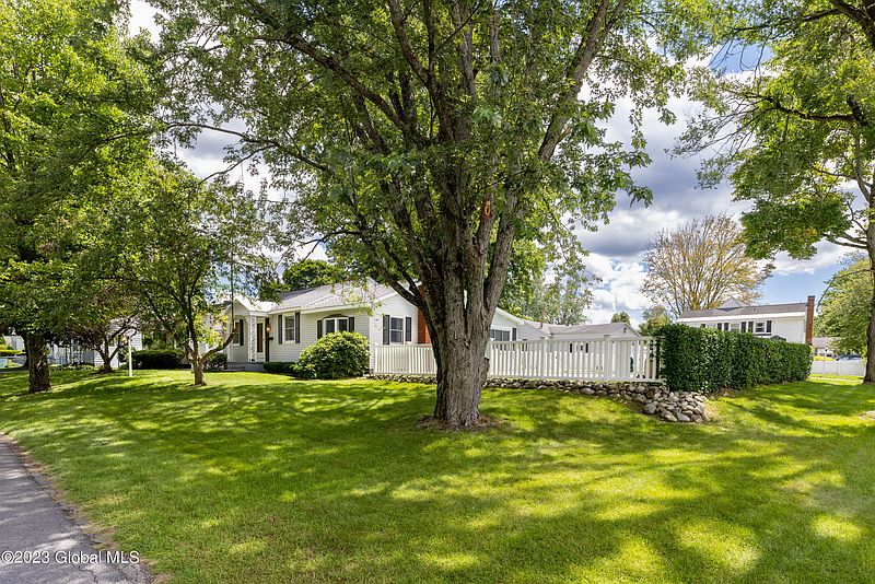 3rd image of 40 MacArthur Drive