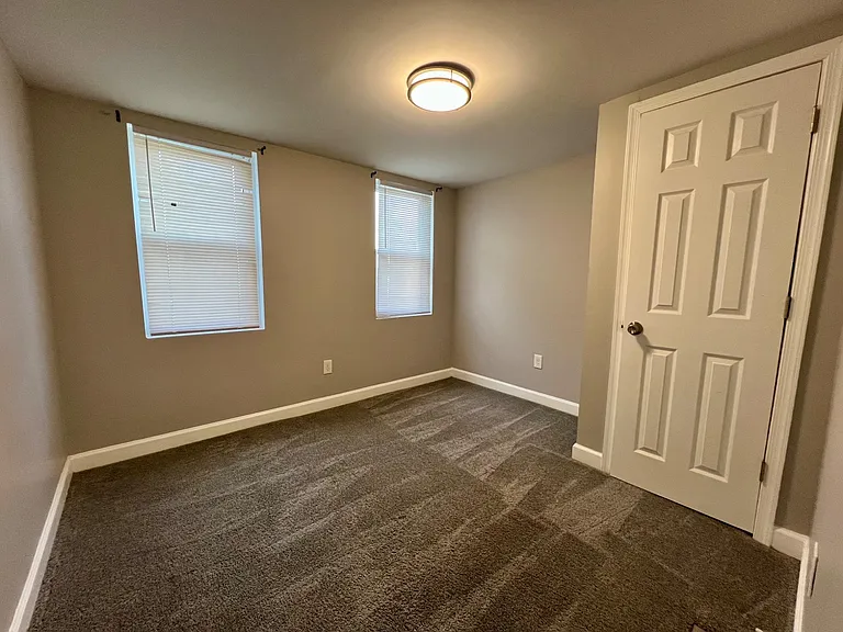 1502 E Hoffman St — Photo 13