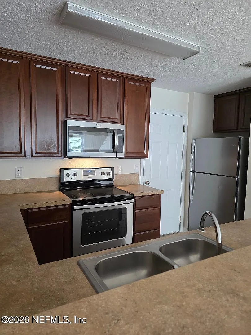 3 bed, 2.5 bath, 1468 sqft, $1,800 — Photo 3