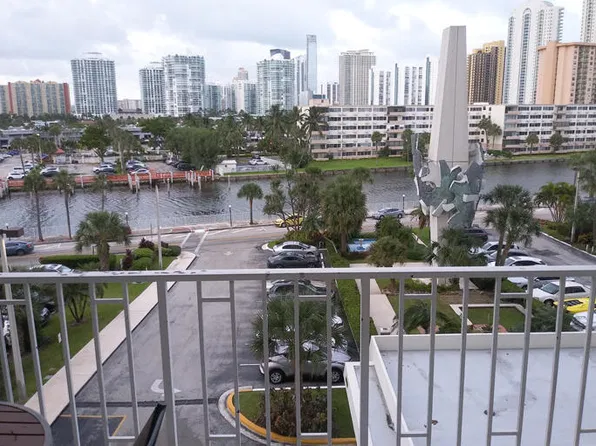 300 Bayview Dr APT 403, Sunny Isles Beach, FL 33160