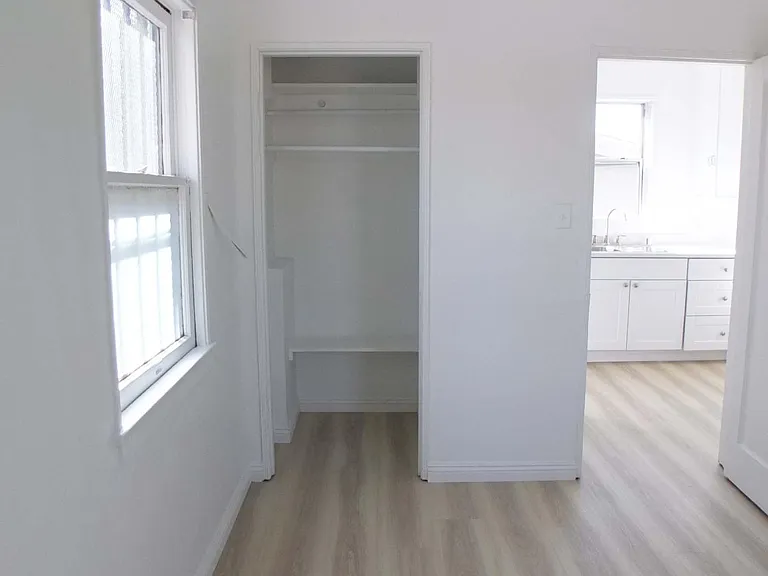224 S Grand Ave — Photo 16