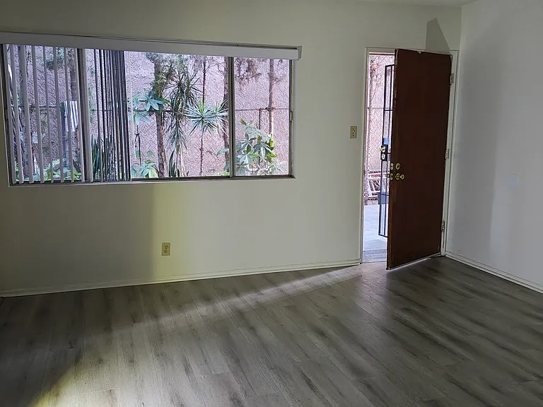 826 Gardenia Ave — Photo 2