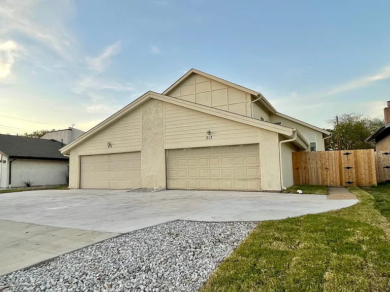 215 W Rochelle Rd — Photo 1
