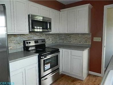 5th image of 118 Evergreen St