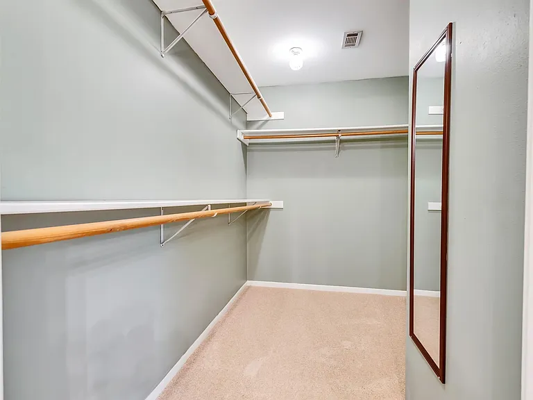 18085 Lake Dr E — Photo 26