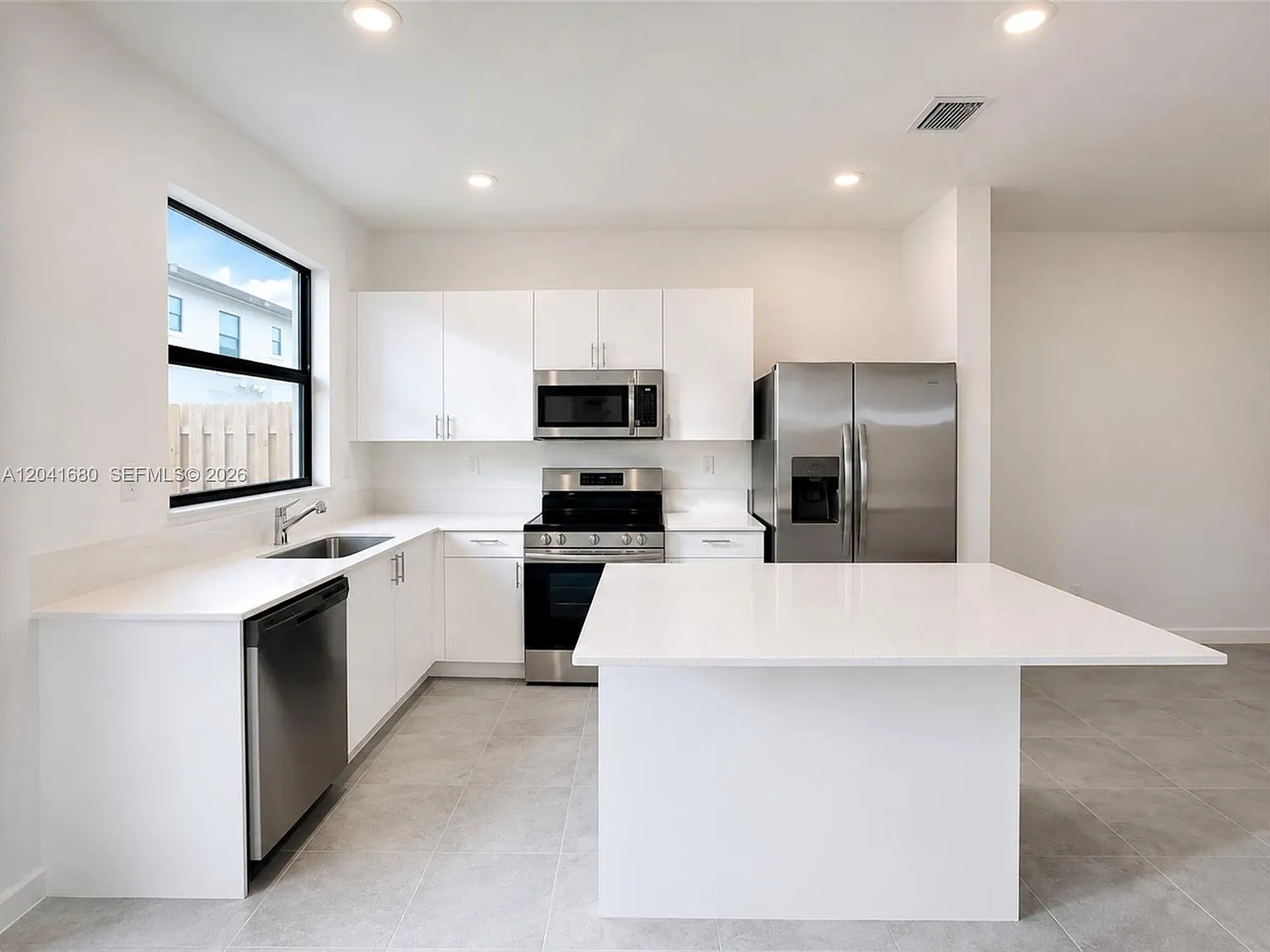 3 bed, 1328 sqft, $2,400 — Photo 4