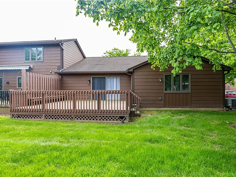 30 Cambridge Ct — Photo 4
