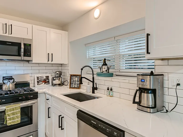 1351 W Balmoral Ave #G — Photo 6