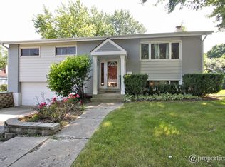 903 Valley Park Dr, Libertyville, IL 60048